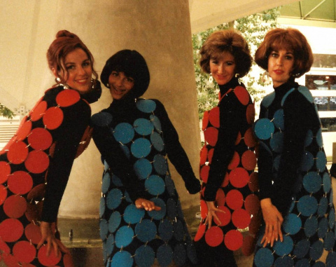 Les Horribles Cernettes, con sus vestidos de partículas, "compartiendo un poco de amor por la especie humana en la Expo 92 de Sevilla". / Cernettes